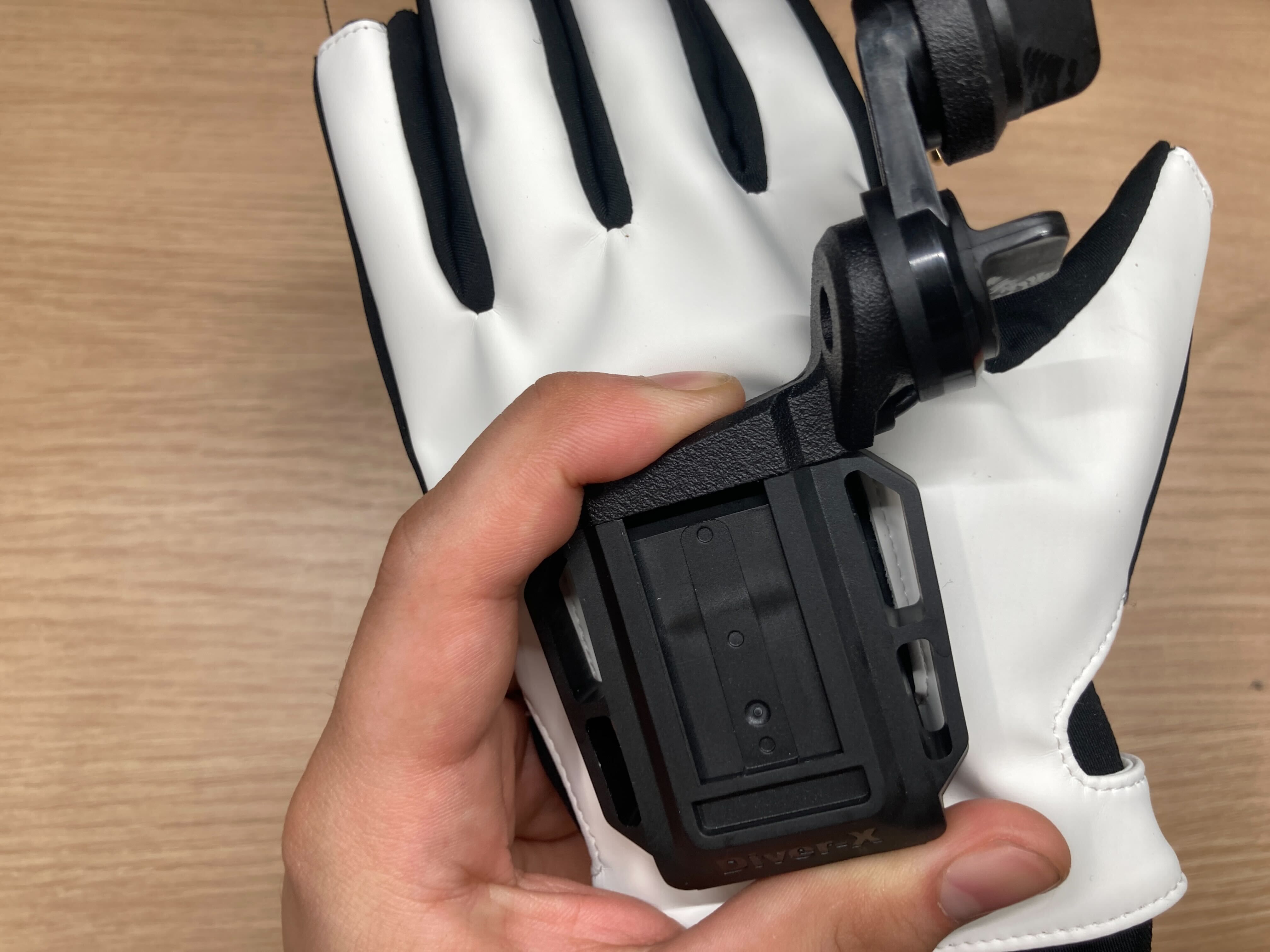 Diver-X、グローブ型VRコントローラ「ContactGlove2」を発表